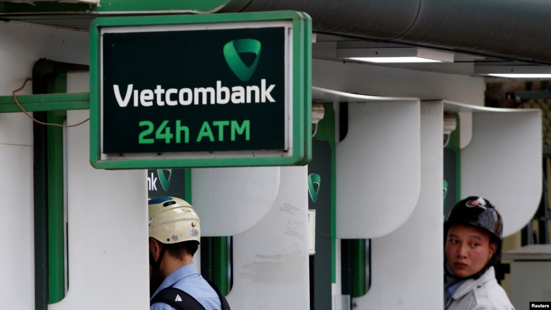 Người dân rút tiền từ máy ATM của Vietcombank ở Hà Nội