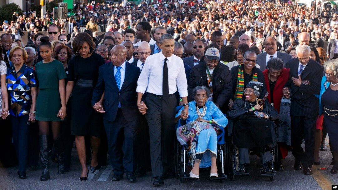 Presiden AS Barack Obama berpawai bersama warga di Selma, negara bagian Alabama, Sabtu (7/3).