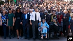 Presiden AS Barack Obama berpawai bersama warga di Selma, negara bagian Alabama, Sabtu (7/3).