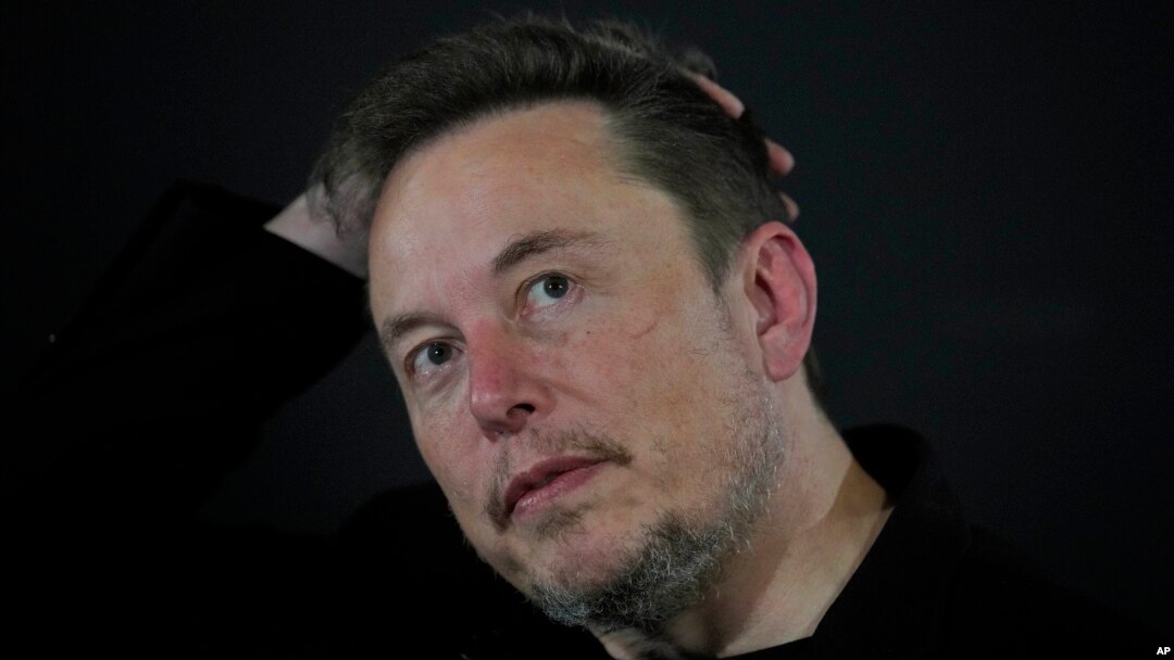 Elon Musk mengatakan industri minyak dan gas tidak perlu dihujat dalam jangka menengah. (Foto: Ilustrasi/AP)