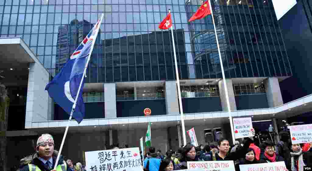 獨派人士手持大型港英旗幟進入公民廣場。（美國之音湯惠芸）