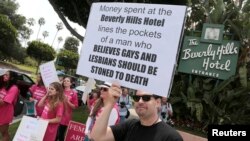 Beberapa orang melakukan protes di luar Beverly Hills Hotel yang dimiliki Sultan Brunei di Beverly Hills, California, AS 5 Mei 2014 (foto: dok). 