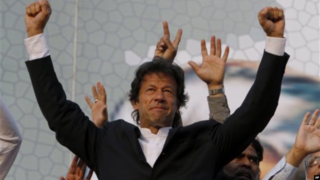 Imran Khan, tidak mengindahkan peringatan pemerintah mengenai demonstrasi ke Waziristan Selatan untuk memrotes serangan pesawat tak berawak Amerika (foto: Dok). 