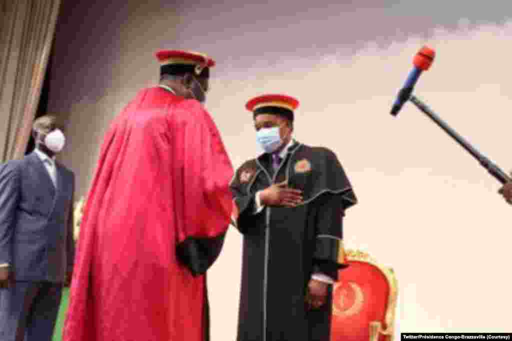 Pr&#233;sident Denis Sassou na milulu ya bopesi ye palata ya Docteur Honoris Causa ya Universit&#233; Marien Ngouabi, na Palais ya Congr&#232;s, Brazzaville, Congo-Brazzaville, 12 novembre 2020. (Twitter/Congo-Brazzaville Pr&#233;sidence)