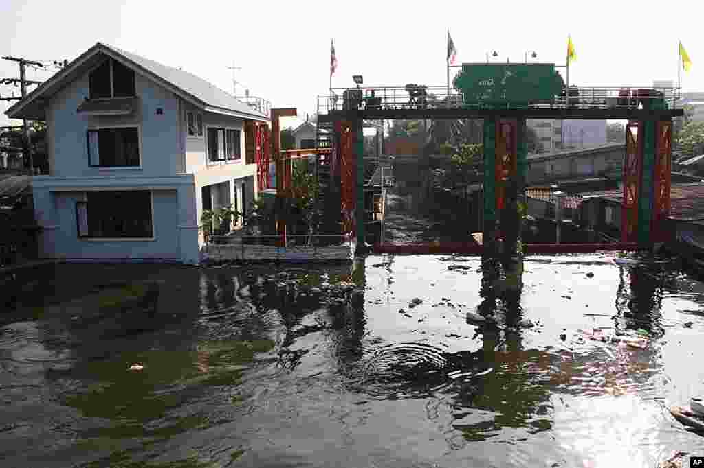 The Bang Sue Water Pumping Station on the Bang Sue Canal where it connects with the Chao Phraya River, October 27, 2011. (VOA - D. Schearf)