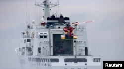 Sebuah helikopter mendarat di atas dek kapal penjaga pantai Korea Utara, dalam upaya pencarian korban kapal Sewol di leaps pantai Jindo, Korea Selatan 18 April 2014 (Foto: dok). Helikopter ini jatuh di Gwangju, dalam perjalanan kembali ke pangkalan dari misi penyelamatan tersebut, Kamis (17/7).