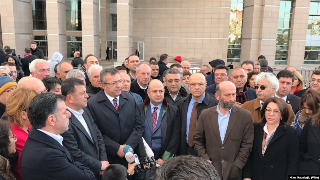 Cumhuriyet Halk Partisi İstanbul Milletvekili Enis Berberoğlu, 16 Kasım 2016'da düzenlenen duruşma sonrası gazetecilere konuşurken