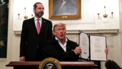 El secretario de Salud y Servicios Humanos, Alex Azar, observa cómo el presidente Donald Trump muestra un proyecto de ley de gastos para combatir el coronavirus, en la Casa Blanca, el 6 de marzo de 2020, en Washington.