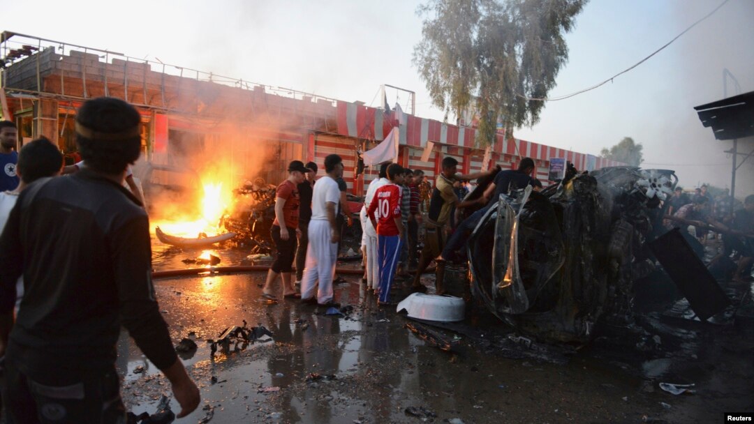Lokasi peledakan bom mobil di jalanan yang penuh toko di Samarra, Irak (12/10).
