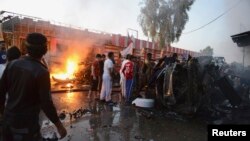 Lokasi peledakan bom mobil di jalanan yang penuh toko di Samarra, Irak (12/10).