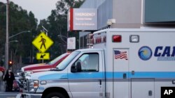 Ambulans diparkir di luar pintu masuk ruang gawat darurat di Long Beach Medical Center di Long Beach, California, Selasa, 5 Januari 2021. (AP Photo / Ashley Landis)