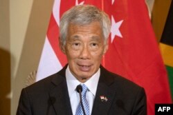 Perdana Menteri Singapura Lee Hsien Loong berbicara pada konferensi pers selama kunjungannya di Parlemen Afrika Selatan di Cape Town pada 16 Mei 2023. (Foto: AFP)