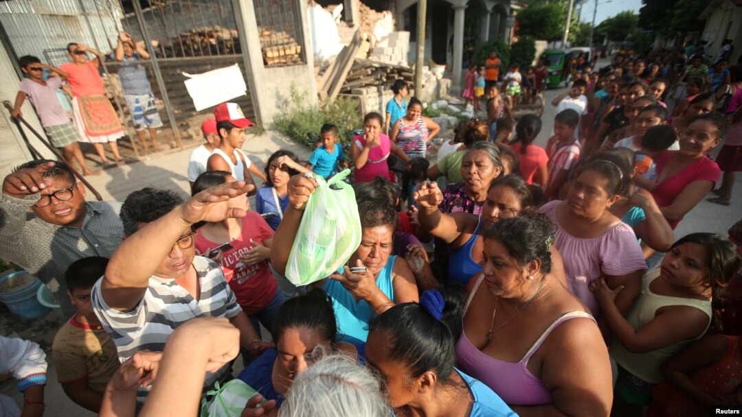 Ngưởi dân sắp hàng nhận thực phẩm cứu trợ sau trận động đất tại Juchitan, Mexico, ngày 9/9/2017. 