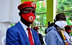 Robert Kyagulanyi akiwa na mgombea urais kwa awamu nne Kizza Besigye katika mkutano wa waandisi wa habari Kampala