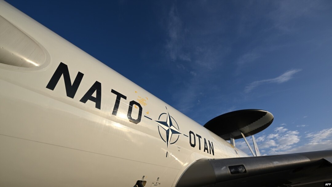 Avion NATO sistema za upozorenje i kontrolu u vazduhu (AWACS).