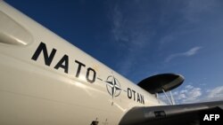 Avion NATO sistema za upozorenje i kontrolu u vazduhu (AWACS).