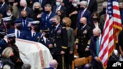 ওয়াশিংটনের ন্যাশনাল ক্যাথিড্রালে প্রাক্তন পররাষ্ট্রমন্ত্রী কলিন পাওয়েলের কাসকেট বহন করার সময় প্রেসিডেন্ট জো বাইডেন পাশে দাঁড়িয়ে দেখছেন।৫ নভেম্বর ২০২১। (এপি ফটো / ইভান ভুচি)