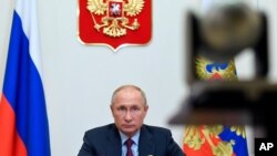 블라디미르 푸틴 러시아 대통령이 18일 모스크바에서 신종 코로나바이러스 대응 화상회의를 주재하고 있다.