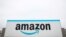 Logo perusahaan Amazon terpampang di pusat penyortiran milik perusahan tersebut di Kota New York, dalam foto yang diambil pada 25 April 2022. (Foto: Reuters/Brendan McDermid)