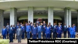 Président Félix Tshisekedi (C, rangée ya nse), Ministre wa yambo Ilunga Ilunkamba (2e G, 1ere rangée), nimistre ya Intérieur Gilbert Kankonde (22 D, 1ere rangée) kati na bakambi ba bituka 26 na Palais de la nation, Kinshasa, 28 décembre 2020. (Twitter/Pré