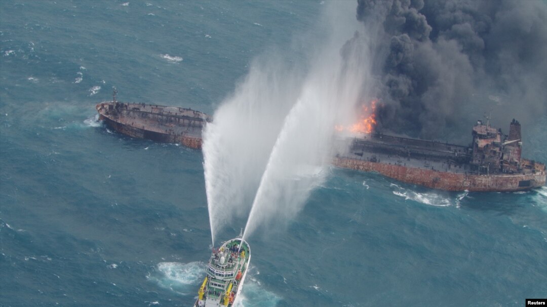 Kapal penyelamat berusakan memadamkan kebakaran pada kapal tanker minyak Iran Sanchi di Laut China Timur, 10 Januari 2018.