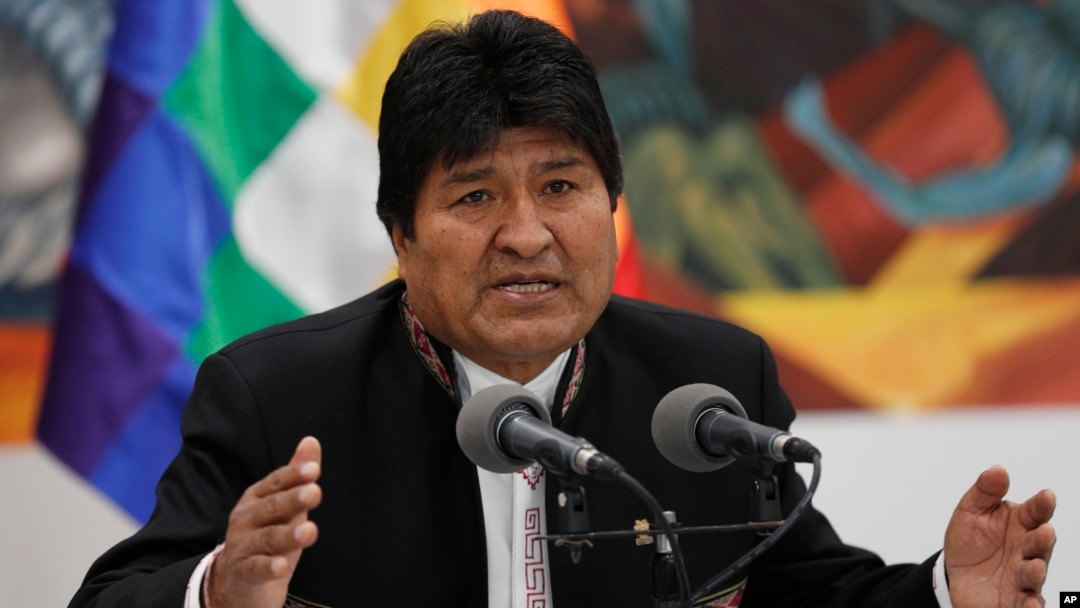 Perezida wa Bolivia Evo Morales atanga ikiganiro ku bamenyeshamakuru, ku murwa mukuru La Paz, Bolivia. Itariki 13/10/2019.