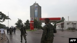 Des soldats des FARDC patrouillent près de la tour de la radio d'Etat, RTNC, à Kinshasa, le 30 décembre 2013.