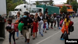 Los hondureños se quejan de que la falta de oportunidades y la violencia en su país, productos de la corrupción, los obliga a migrar en caravanas hacia Estados Unidos.