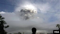 Nubes de ceniza han estado oscureciendo el cielo en Indonesia.