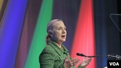 Menlu AS Hillary Clinton memberikan pidato pada konferensi internasional tentang kebebasan berinternet di Den Haag (8/12).