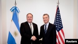 El secretario de Estado de EE. UU., Mike Pompeo, saluda al presidente de Argentina, Mauricio Macri, cuando se reúnen en el marco de la cumbre hemisférica antiterrorista, en Buenos Aires, Argentina.