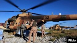 Pasukan dan helikopter NATO siaga di dekat Kabul, Afghanistan (foto: ilustrasi). 