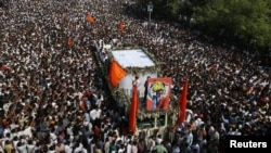 Para pendukung partai Shiv Sena mengikuti prosesi pemakaman pemimpin nasional ekstrimis sayap kanan Hindu India, Bal Thackeray di Mumbai (18/11).