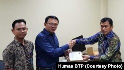 Ahok menerima dokumen-dokumen administrasi pembebasannya dari Mako Brimob, Kelapa Dua, Depok, Kamis pagi (24/1) (courtesy: Humas BTP)