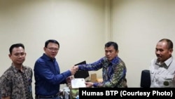 Ahok menerima dokumen-dokumen administrasi pembebasannya dari Mako Brimob, Kelapa Dua, Depok, Kamis pagi (24/1) (courtesy: Humas BTP)