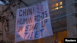 Aktivisti okačili transparent kojim se zahtevaju prava za Tibetance