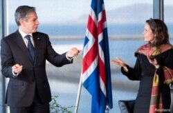 El secretario de Estado de Estados Unidos, Antony Blinken, y la primera ministra de Islandia, Katrin Jakobsdottir, sostienen una reunión en la sala de conciertos Harpa en Reykjavik, Islandia, el 18 de mayo de 2021.