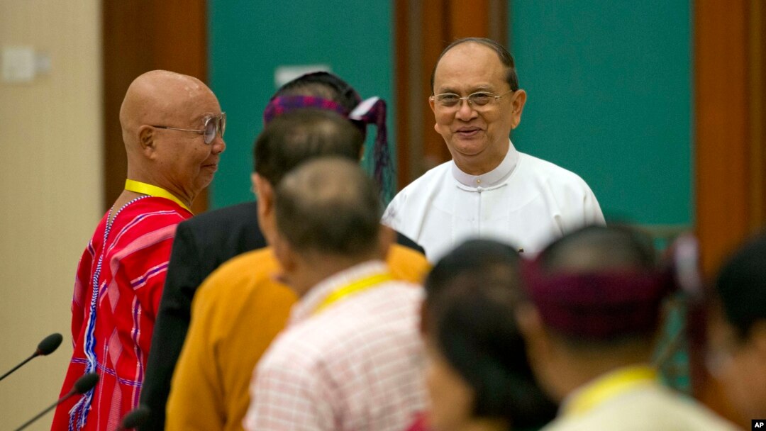 Tổng thống Myanmar Thein Sein bắt tay với các nhà lãnh đạo của các nhóm sắc tộc vũ trang tại Naypyidaw.