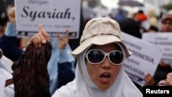 Anggota kelompok Hizbut Tahrir Indonesia dalam unjuk rasa menuntut penerapan Syariah di Indonesia, Jakarta, 23 September 2010. (Foto: Reuters)