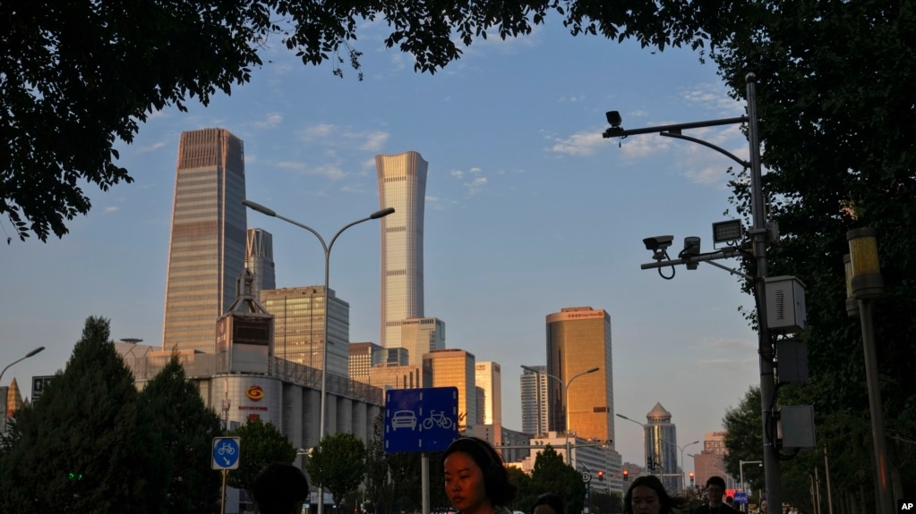 资料图片：2023年8月14日，在北京的高峰时间，人们走在中央商务区附近。（美联社）(photo:VOA)