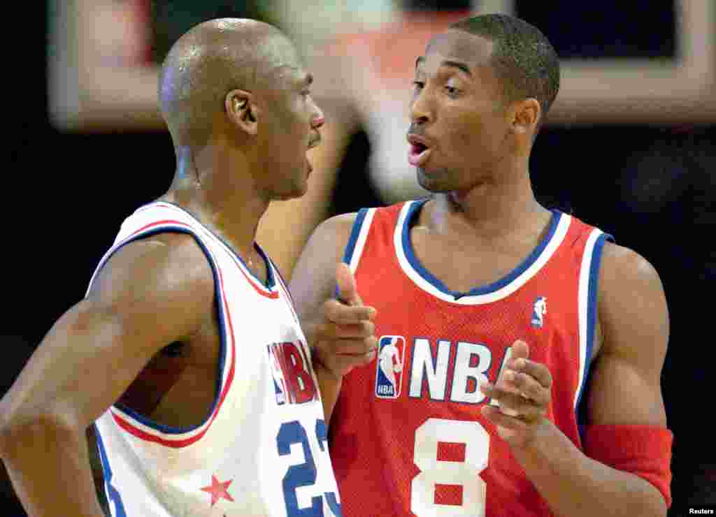 Kobe Bryant e Michael Jordan num jogo da All Star NBA em Atlanta, Geórgia. 9 de fevereiro 2003. Foto: Reuters/ Alan Mothner/ arquivo