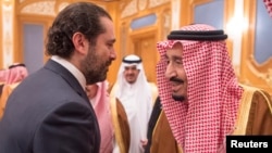 PM Lebanon Saad Hariri (kiri) berjabat tangan dengan Raja Saudi Salman di Riyadh, Saudi Arabia, 11 November 2017. 