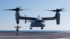 Un avión-helicóptero Osprey como el accidentado este domingo aterriza sobre un portaaviones cerca de las costas australianas el 7 de agosto de 2023.