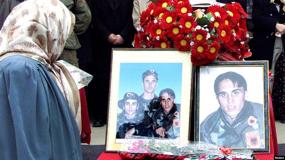 ARHIVA - Bdenje za ubijenu braću Bitići u Prištini 27. februara 2002. (Foto: Reuters/Hazir Reka)