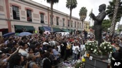 Los admiradores de Juan Gabriel en Ciudad de México rinden homenaje a su ídolo en la estatua erigida en su honor en la Plaza Garibaldi.