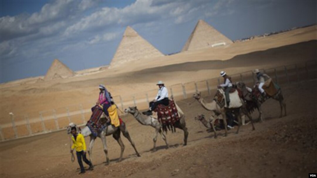 Kompleks piramida Giza, salah satu tujuan wisata paling ramai di dunia tak jauh dari Kairo, kini ditutup bagi turis.