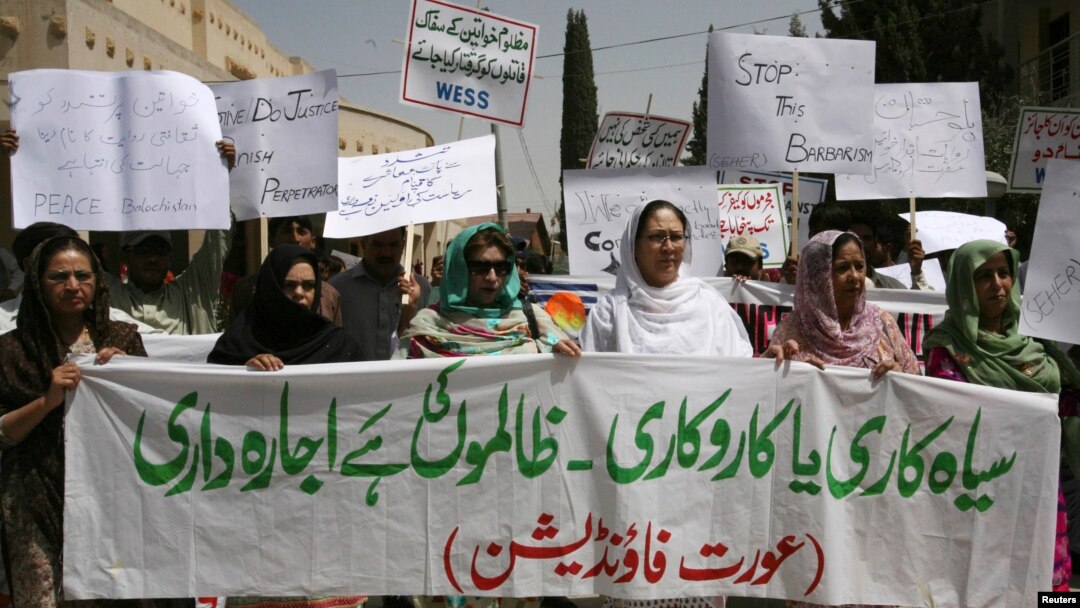 دغه جرګې پریکړه وکړه چې دهغې عزت دې په ټوله کسه ولوټل شي اؤ بیا دجرګې دریوؤ غړو دهغې عزت په یو ځایې ولوټلو