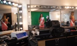 La concursante del concurso de belleza del estado de Lara, Jhosskaren Carrizo, se mira en un espejo en el camerino de una estación de televisión de Venevisión, antes de una reunión con los jueces, en Caracas, el 18 de septiembre de 2020.