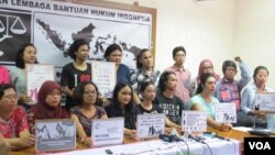 Sejumlah lembaga swadaya masyarakat dan aktivis perempuan yang tergabung dalam Aliansi Masyarakat Peduli Korban Kekerasan Seksual membangun gerakan melawan kekerasan seksual . (VOA/Fathiyah Wardah)