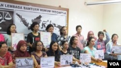Sejumlah Lembaga Swadaya Masyarakat dan aktivis perempuan yang tergabung dalam Aliansi Masyarakat Peduli Korban Kekerasan Seksual membangun gerakan melawan kekerasan seksual (FOTO: VOA/Fathiyah)